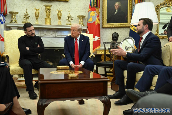 2月28日，乌克兰总统泽连斯基（左）与美国总统特朗普（中）和副总统万斯（右）在白宫会晤。新华社/法新