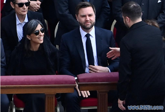 5月18日，乌克兰总统泽连斯基（右）在梵蒂冈与美国副总统万斯（中）致意。新华社/法新